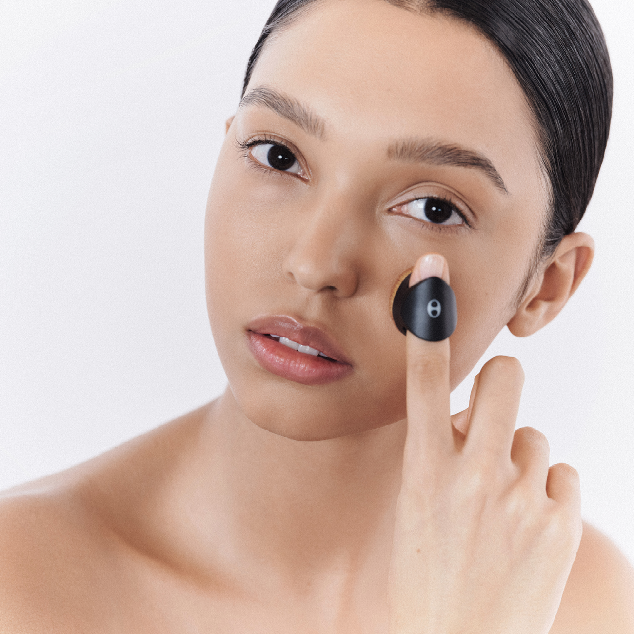 Frau bei der Anwendung des SPF Powders