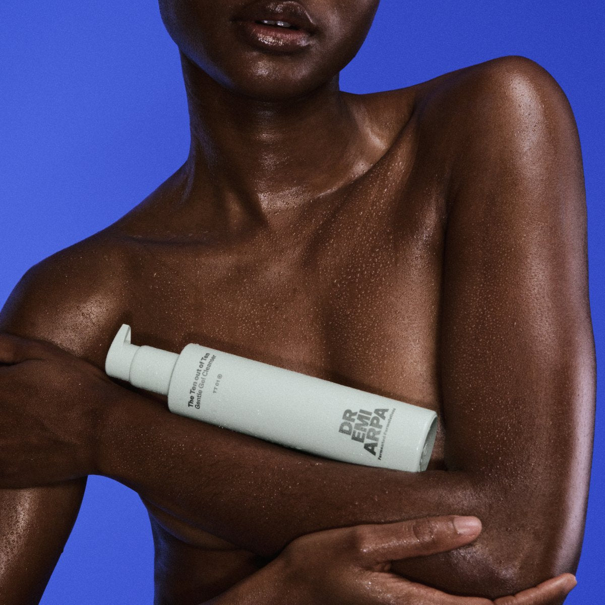 Frau mit Dr. Emi Cleanser