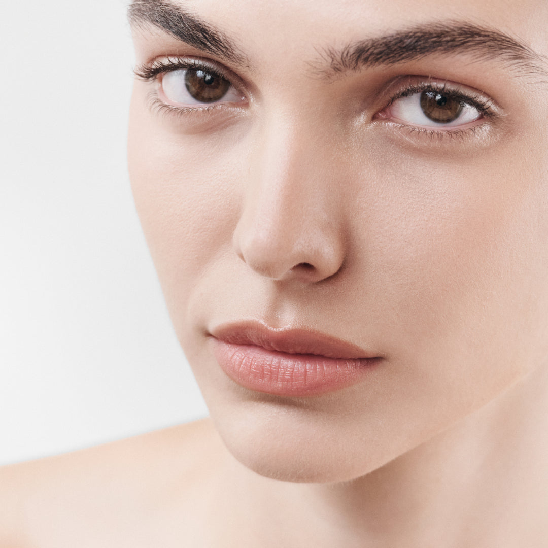 Model ohne Augenringe dank der DR. EMI SKIN Augencreme