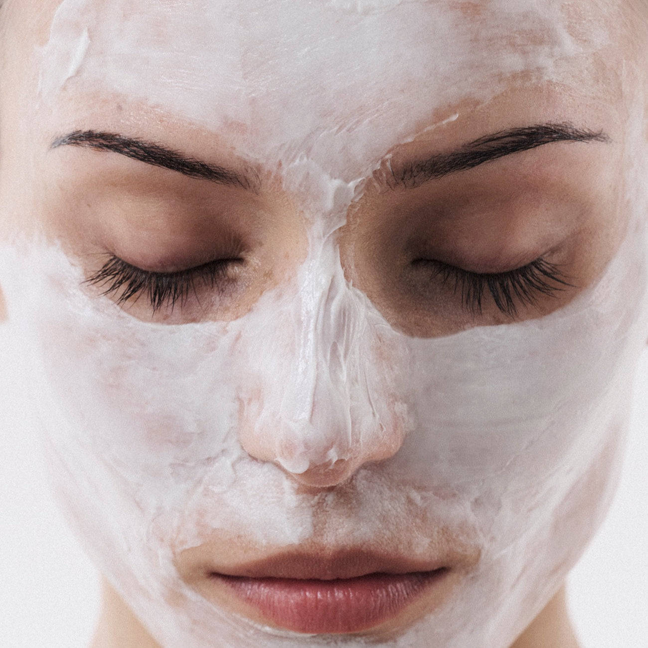 Frau mit Oats Face Mask