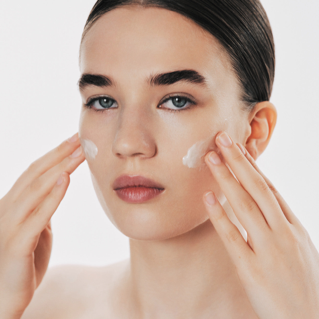 Frau mit dem DR EMI SKIN Antiox Serum