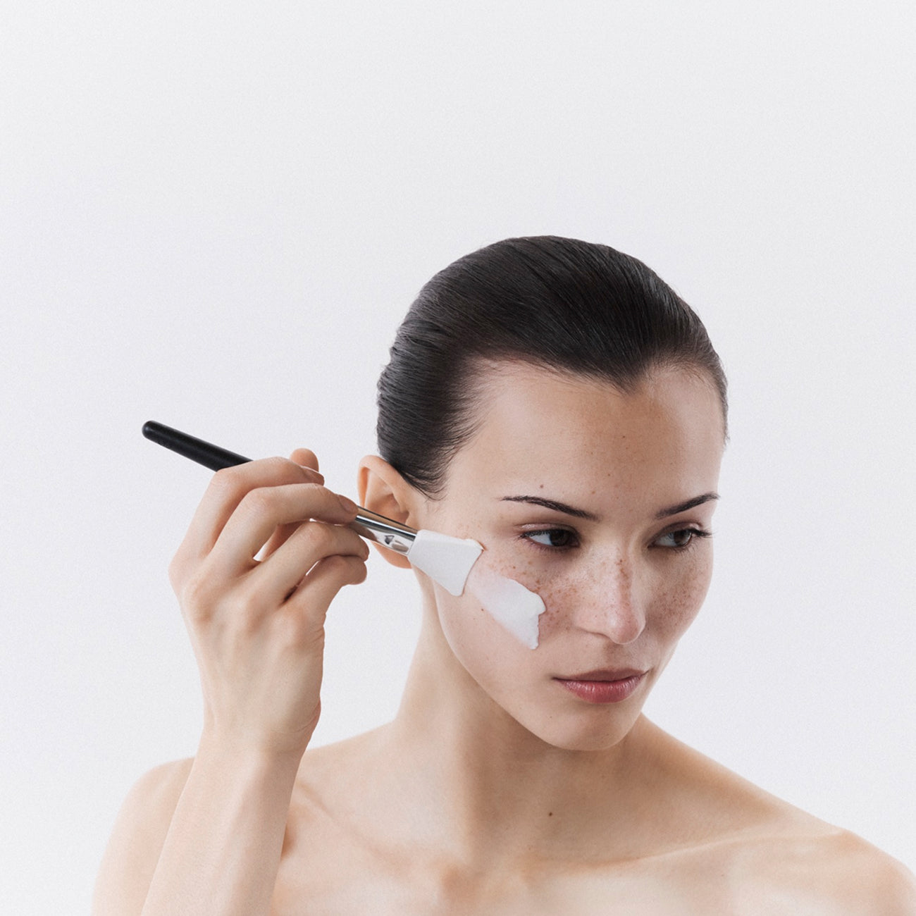 Anwendung vom Calming Mask mit dem Treatment Brush