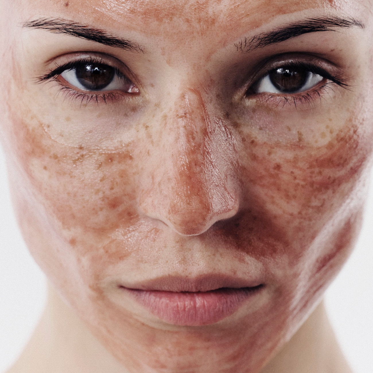 Frau mit Maske gegen Poren und Unreinheiten